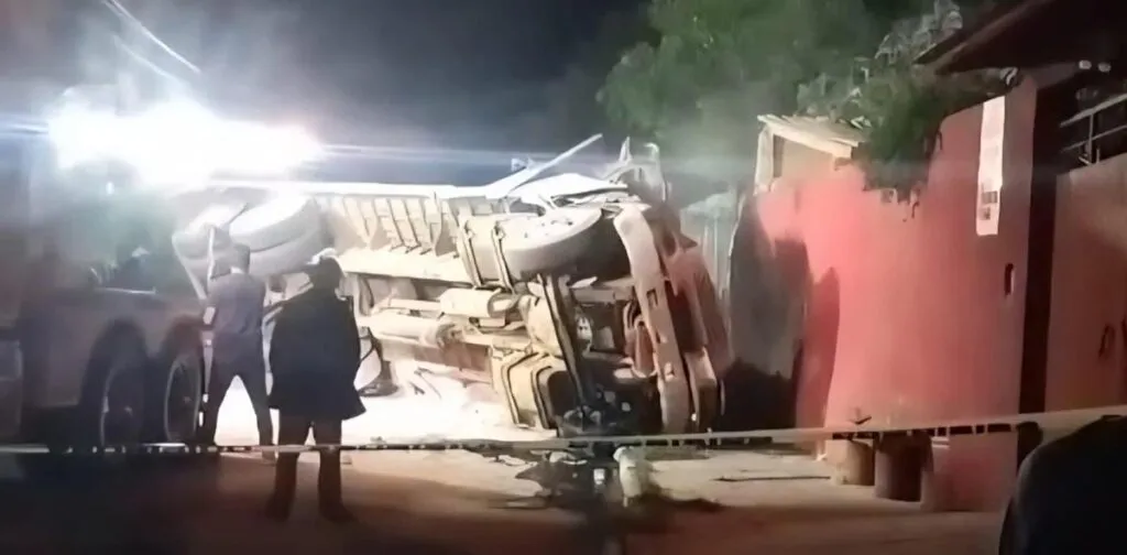 Volcadura vehicular cobra vida de 2 personas en Salvador Escalante en accidente