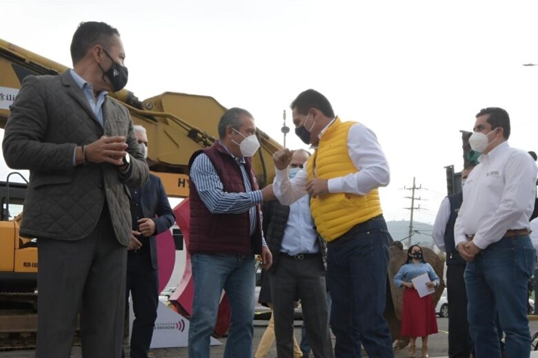 El gobernador Silvano Aureoles asegura tener facultades legales para clausurar bares y antros en Morelia si no acatan medidas sanitarias, aunque el alcalde Raúl Morón prevé afectaciones económicas