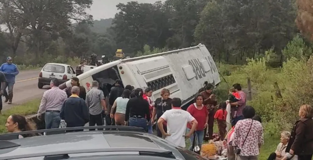 Accidente de autobús de pasajeros deja varias personas heridas en la Quiroga-Zacapu