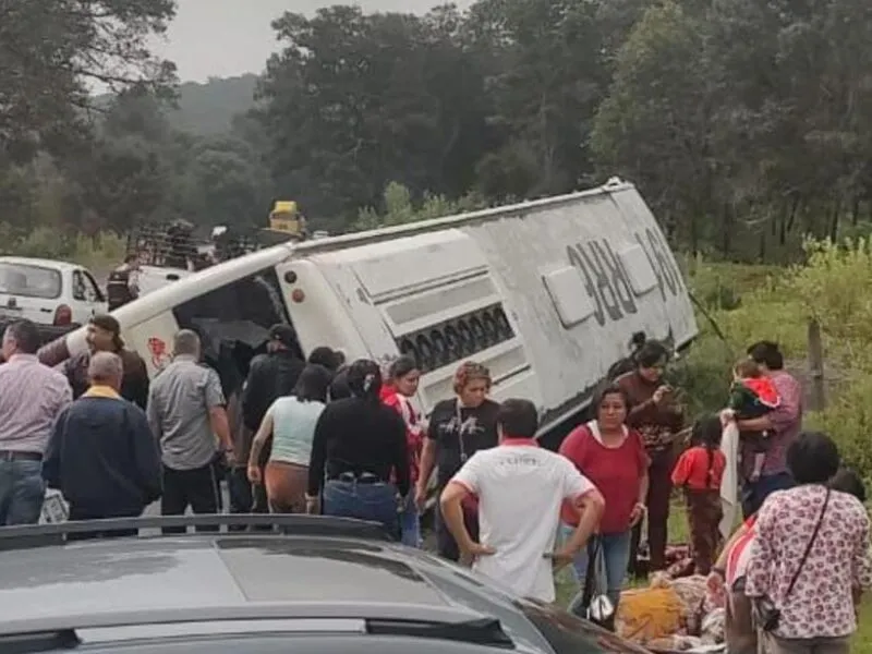Accidente de autobús de pasajeros deja varias personas heridas en la Quiroga-Zacapu