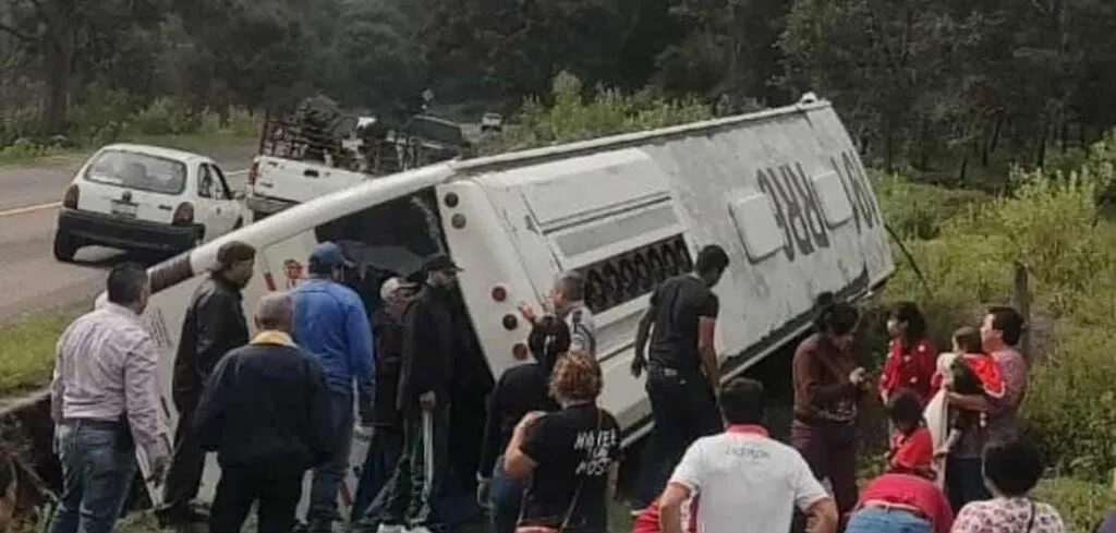 Accidente de autobús en la Quiroga-Zacapu dejara varios heridos