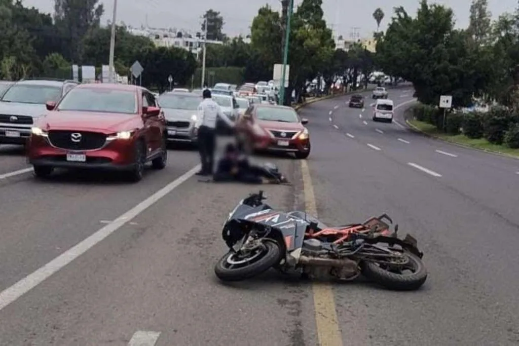Accidente vial entre motocicleta y auto deja un lesionado frente a Casa de Gobierno en Morelia