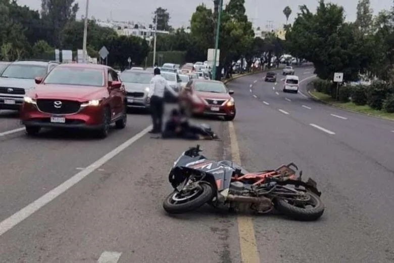 Accidente vial entre motocicleta y auto deja un lesionado frente a Casa de Gobierno en Morelia