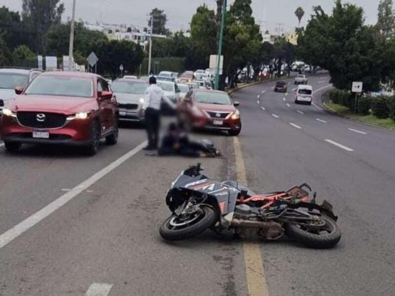 Accidente vial entre motocicleta y auto deja un lesionado frente a Casa de Gobierno en Morelia