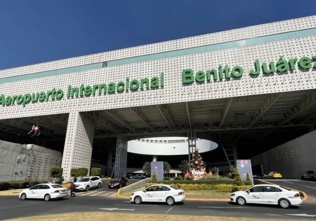 Afectación a la torre de control del AICM fue por la caída de un rayo: Sheinbaum