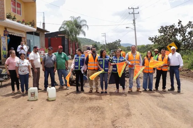 Alcaldesa de Quiroga arranca Rehabilitación de carretera