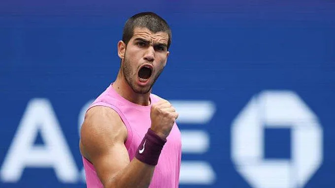 Alcaraz imbatible vence a Djokovic y avanza a la final del US Open 2025