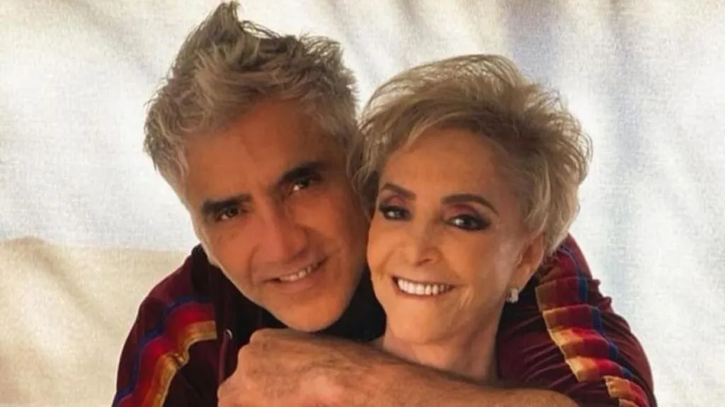 Alejandro Fernández reacciona al polémico video de Cuquita Abarca… ¿Le gustaría que su mamá tenga novio?