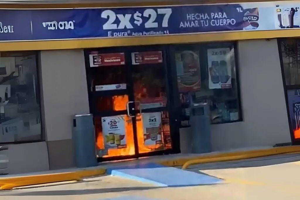 ¡Alerta en Zamora! Atacan con bomba molotov un OXXO en plena zona comercial