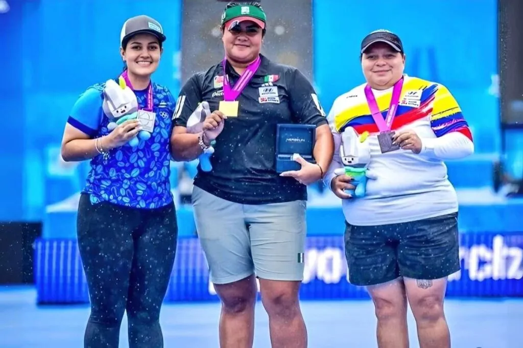 Andrea Becerra, originaria de Jalisco, hizo historia al convertirse en la primera mexicana en coronarse campeona mundial en la modalidad de arco compuesto, tras obtener la medalla de oro en el Mundial de Gwanju 2025. 1