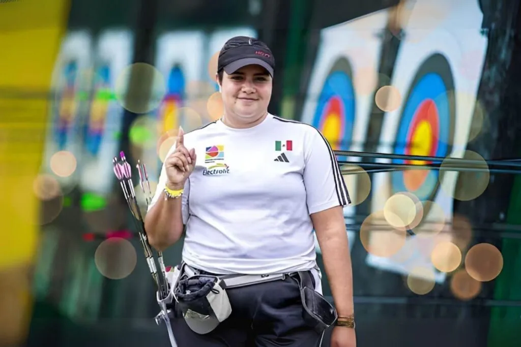 Andrea Becerra, originaria de Jalisco, hizo historia al convertirse en la primera mexicana en coronarse campeona mundial en la modalidad de arco compuesto, tras obtener la medalla de oro en el Mundial de Gwanju 2025.