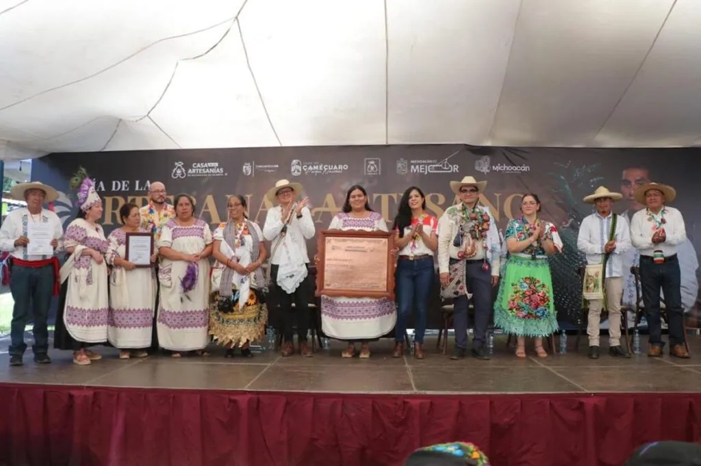 Artesanos Michoacanos reciben distinción por trayectoria