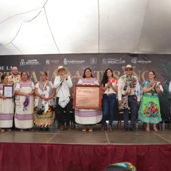 Distinguen a 64 artesanos michoacanos por más de 25 años de trayectoria