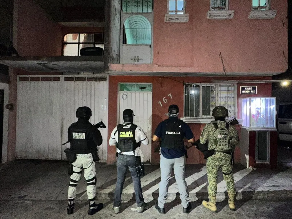 La FGE de Michoacán decomisó 875 dosis de droga, entre metanfetaminas y marihuana durante un cateo en Morelia, donde fue detenido un hombre con apoyo de fuerzas federales y locales