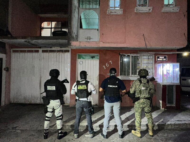 La FGE de Michoacán decomisó 875 dosis de droga, entre metanfetaminas y marihuana durante un cateo en Morelia, donde fue detenido un hombre con apoyo de fuerzas federales y locales