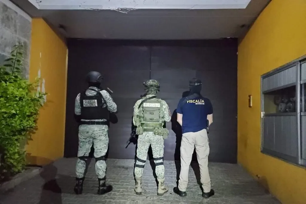 Aseguran droga y equipo táctico en cateo en Morelia