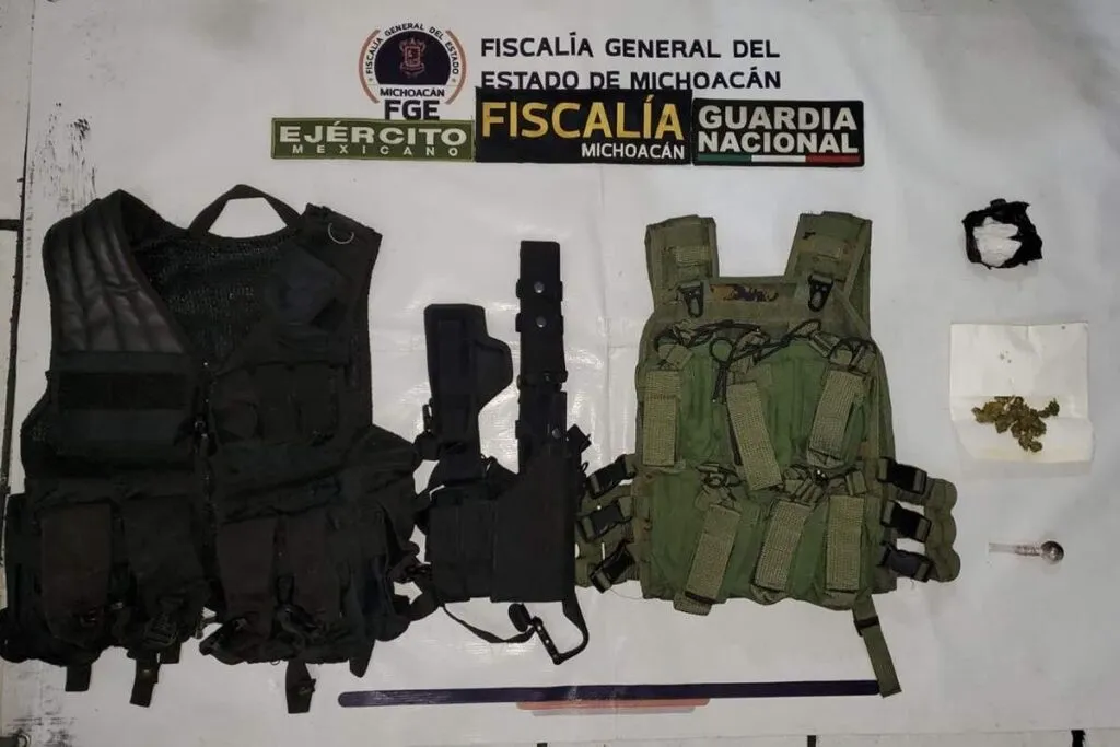 Aseguran más de 900 dosis de droga y equipo táctico en cateo en Morelia