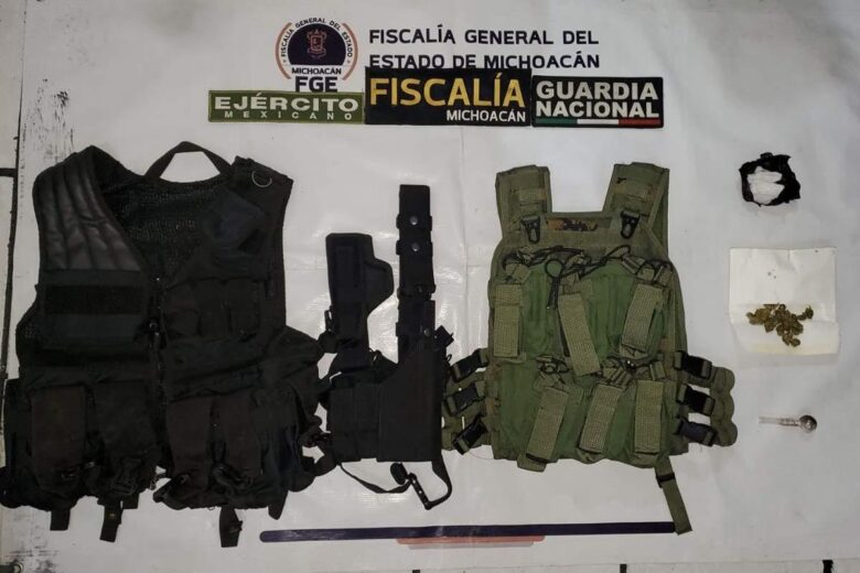 Aseguran más de 900 dosis de droga y equipo táctico en cateo en Morelia