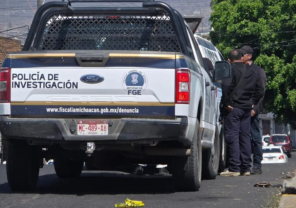 Policía municipal encontró el cadáver de un hombre asesinado con varios tiros de gracia en la colonia Miguel Hidalgo, Indaparapeo, Michoacán. Autoridades investigan el homicidio