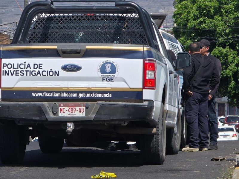 Policía municipal encontró el cadáver de un hombre asesinado con varios tiros de gracia en la colonia Miguel Hidalgo, Indaparapeo, Michoacán. Autoridades investigan el homicidio