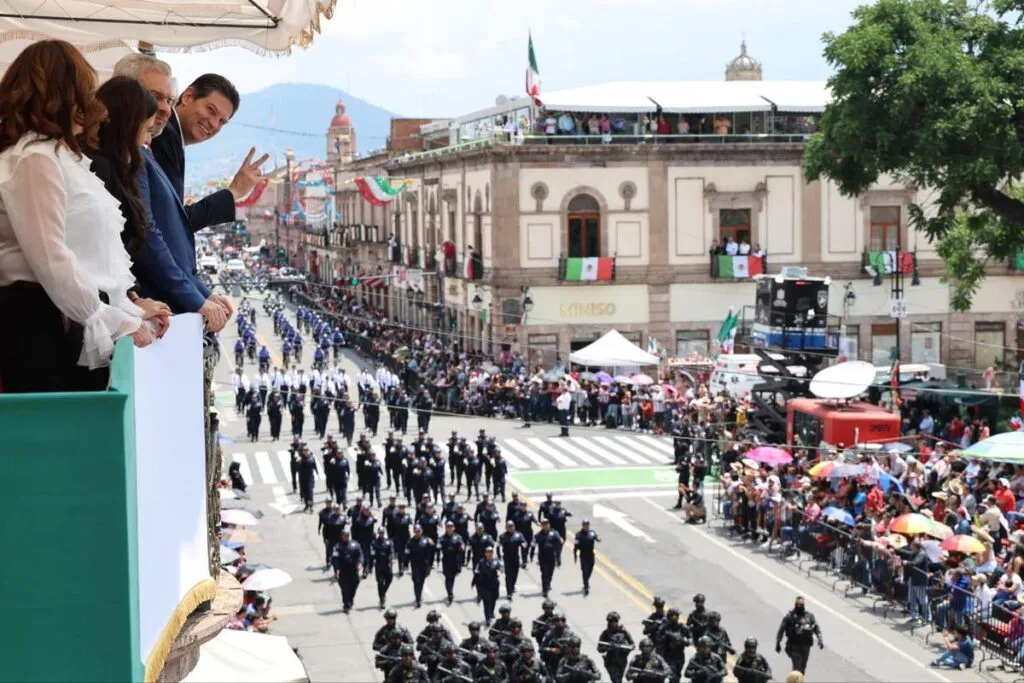 Asisten miles a desfile en Morelia por el 215 de la Independencia de México