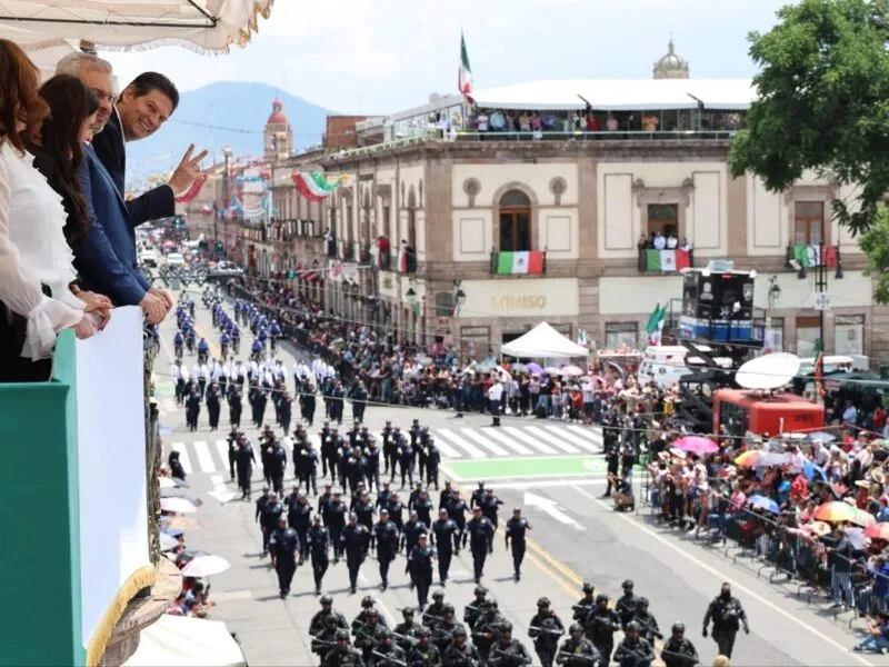 Asisten miles a desfile en Morelia por el 215 de la Independencia de México