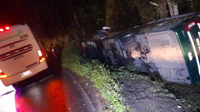 autobús pierde el control sufre volcadura en Tacámbaro