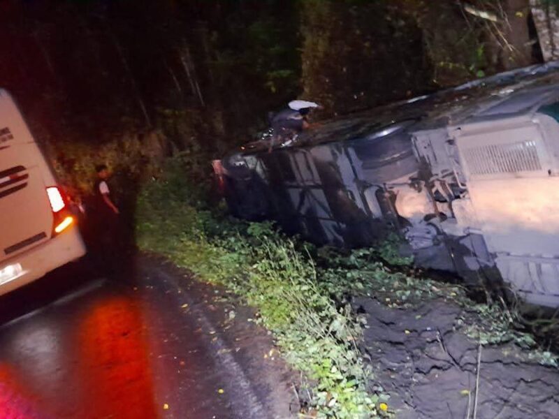 autobús pierde el control sufre volcadura en Tacámbaro