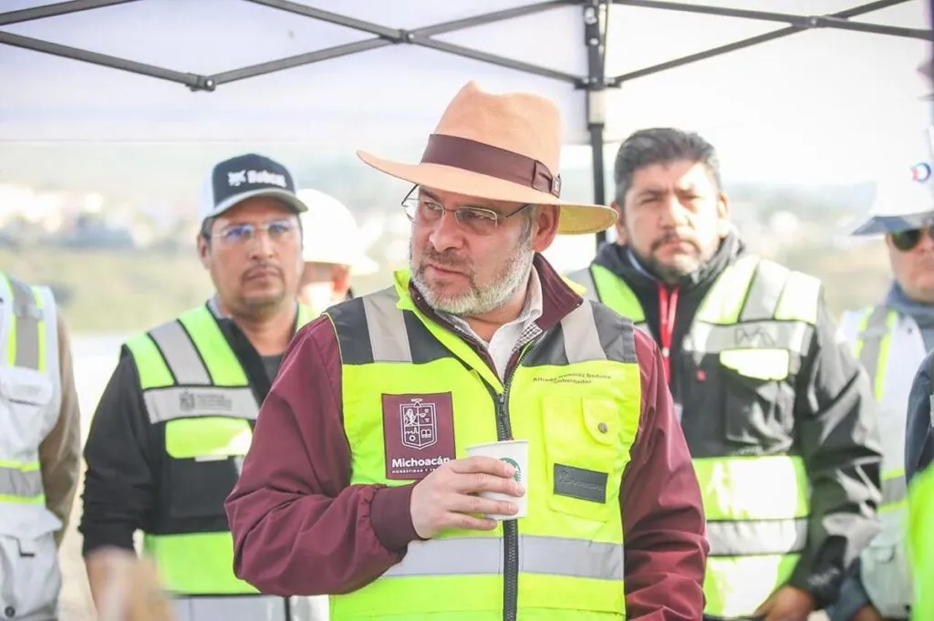 Avanza construcción de puente superior La Hielera