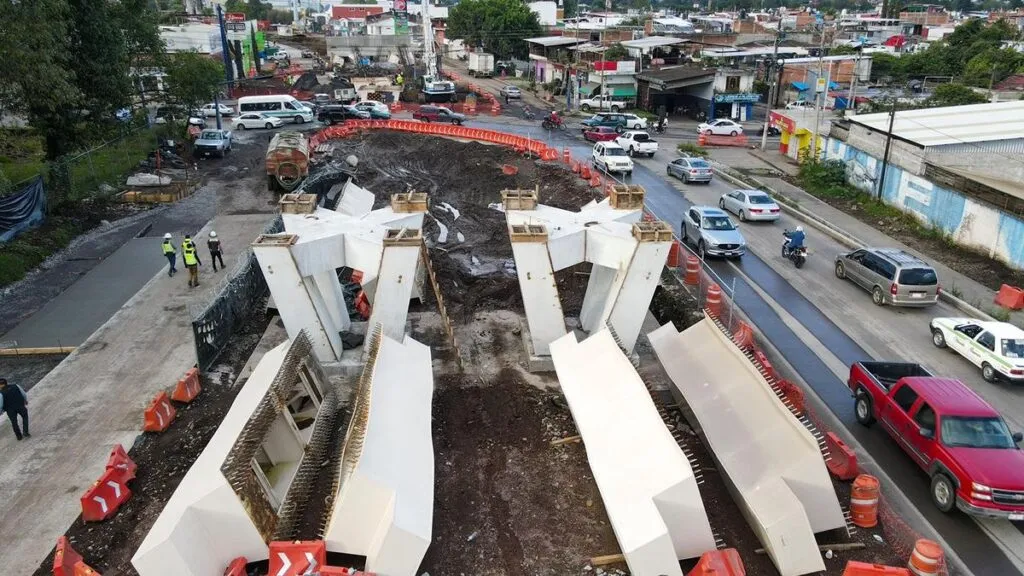 Avanza construcción de puente superior La Hielera en Uruapan