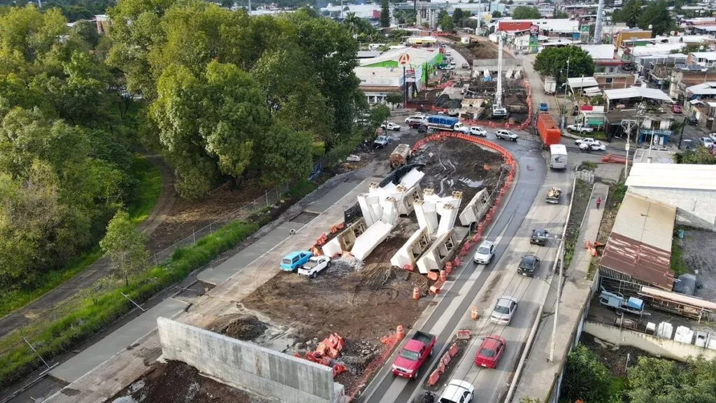 Avanza construcción de puente superior La Hielera en Uruapan: Bedolla