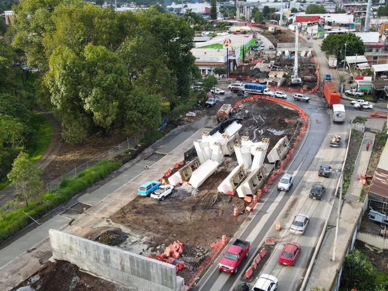 Avanza construcción de puente superior La Hielera en Uruapan: Bedolla