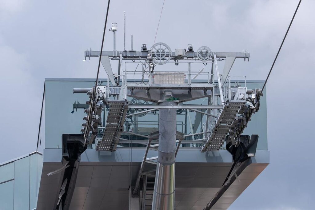 Avanza instalación de cableado en teleférico de Uruapan