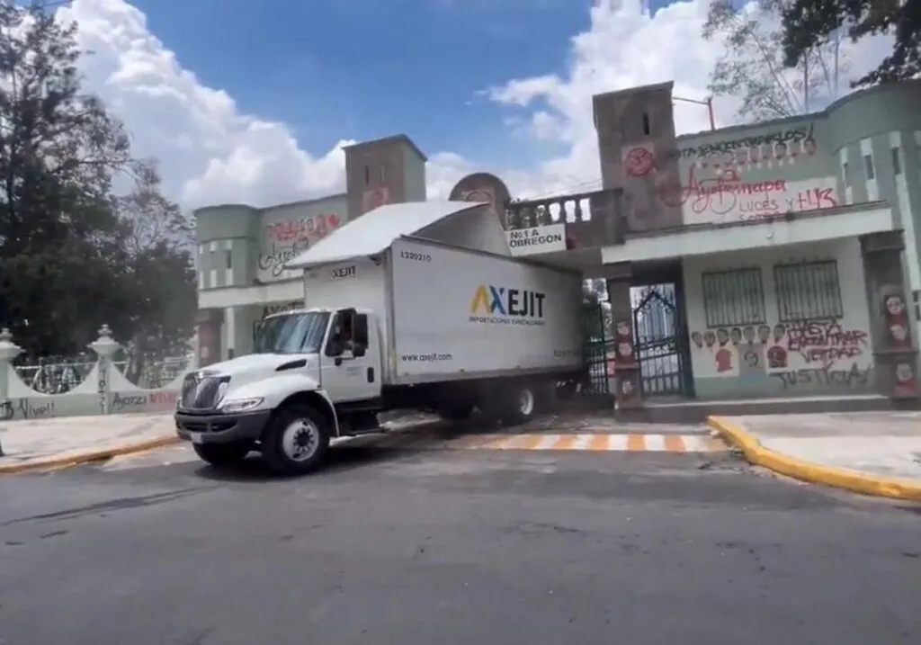 Ayotzinapa: Normalistas tiran puerta del Campo Militar 1 con un camión y lanzan explosivos