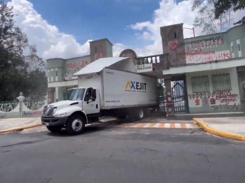 Ayotzinapa: Normalistas tiran puerta del Campo Militar 1 con un camión y lanzan explosivos
