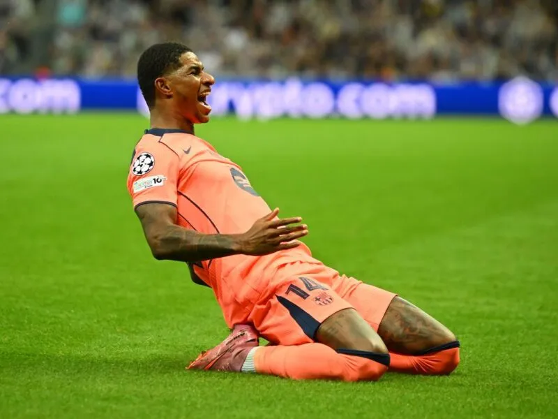 Barcelona con gran noche del debutante Rashford vencen 2-1 al Newclastle