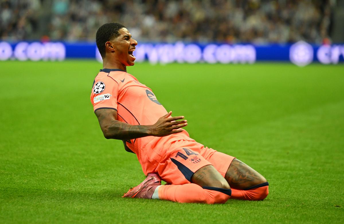 Barcelona con gran noche del debutante Rashford vencen 2-1 al Newclastle