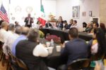 Bedolla escucha a migrantes en Chicago y acuerda acciones de coordinación