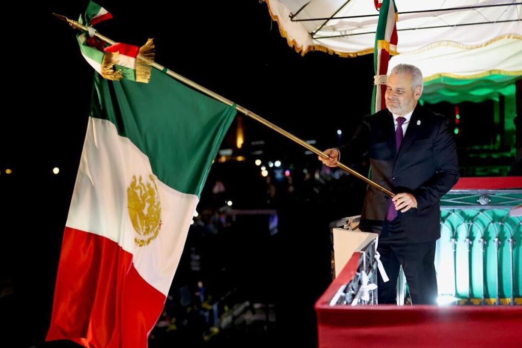 Bedolla da tradicional Grito de Independencia en Michoacán