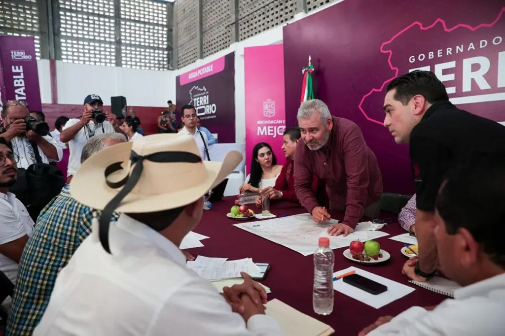 Bedolla en audiencia pública en Múgica