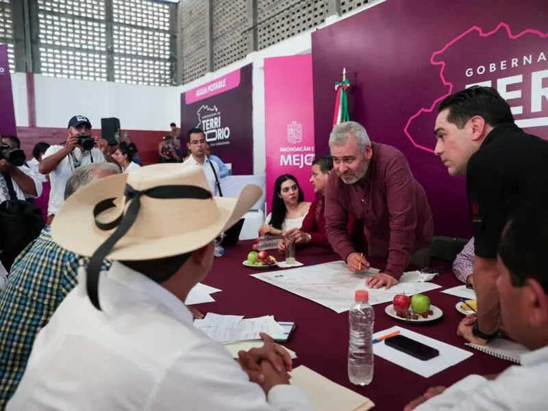 Bedolla en audiencia pública en Múgica