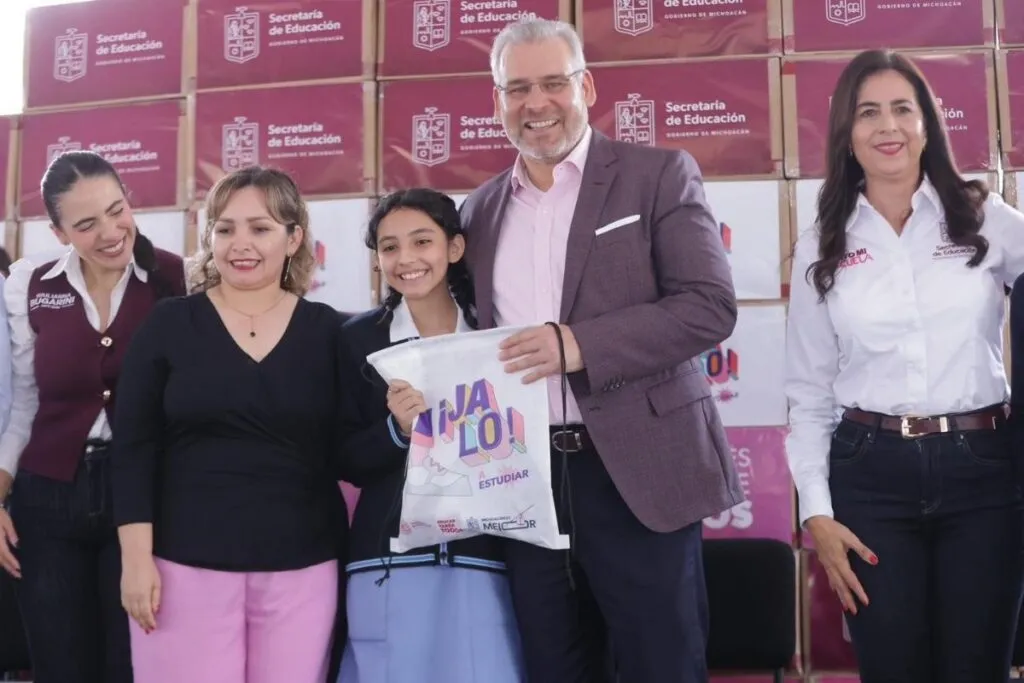 Bedolla inicia entrega de tenis para cerca de 40 mil estudiantes de secundarias de Morelia