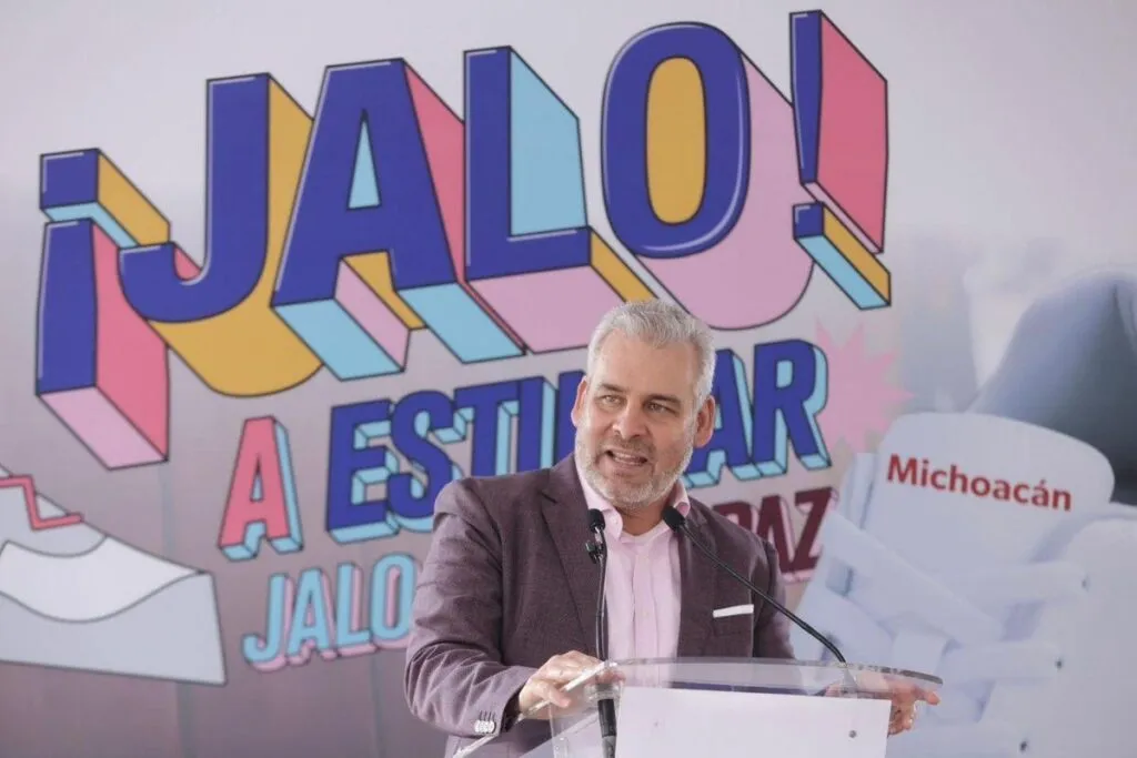 Bedolla inicia entrega de tenis para cerca de 40 mil estudiantes de secundarias de Morelia-2