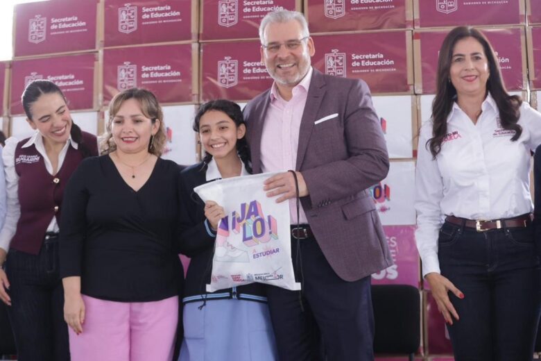 Bedolla inicia entrega de tenis para cerca de 40 mil estudiantes de secundarias de Morelia