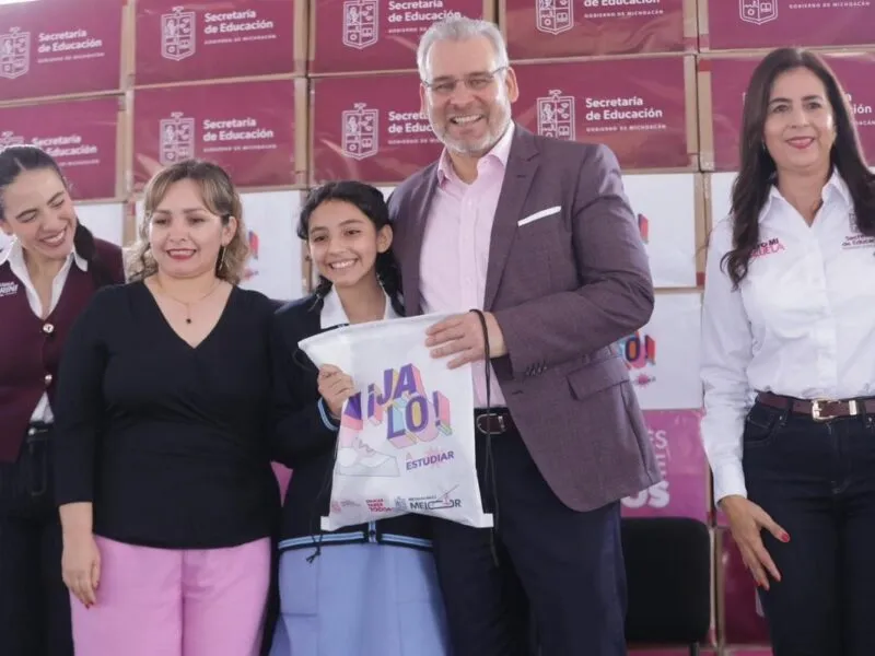 Bedolla inicia entrega de tenis para cerca de 40 mil estudiantes de secundarias de Morelia