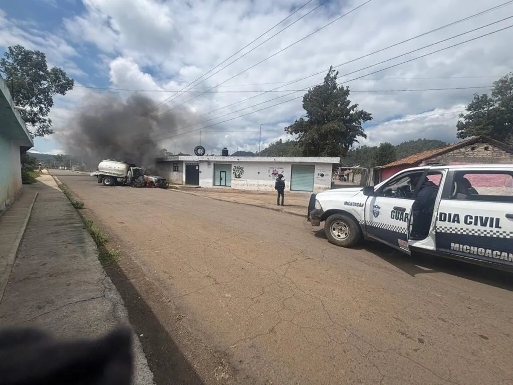 Bloquean con vehículo incendiado la carretera Erongarícuaro-Pátzcuaro