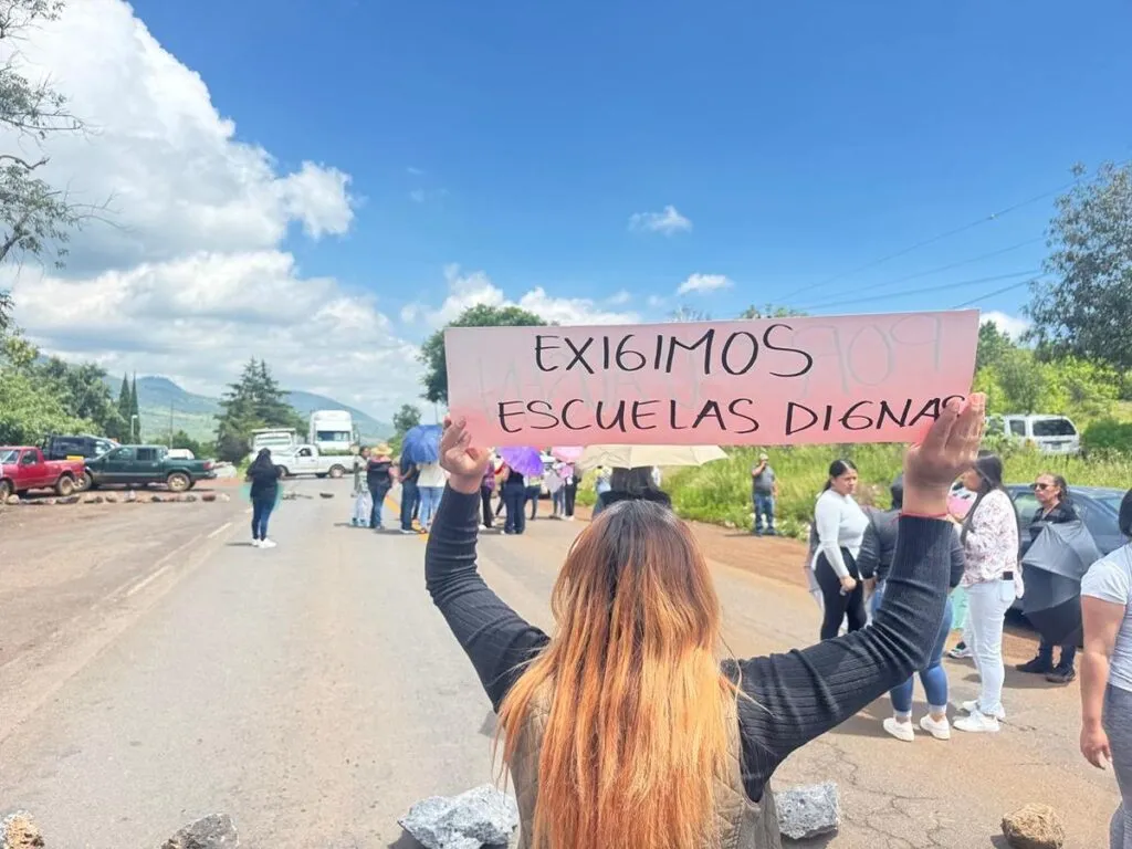 Bloqueo total en Morelia-Capula: Comunidad de Iratzio exige escuelas dignas y autoridades buscan reabrir la vía