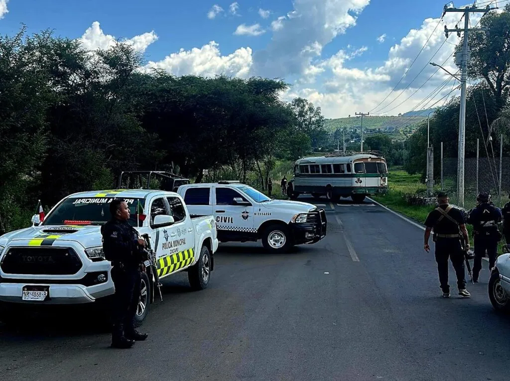 Bloqueos carreteros y enfrentamientos en Michoacán