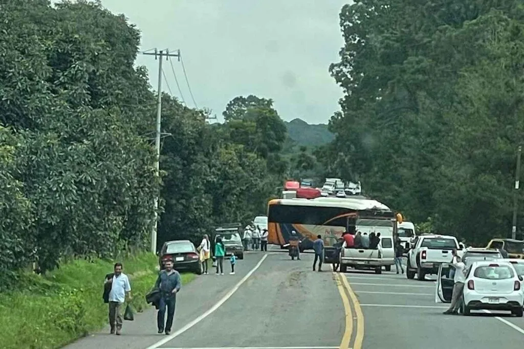 Bloqueos en Peribán por jóvenes desaparecidos en Michoacán 1