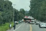 Desaparición de tres jóvenes en Michoacán, provoca bloqueos carreteros en Peribán